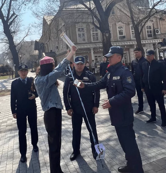 Изображение 1 для В Алматы задержали активистку за выход в одиночный пикет против итогов выборов