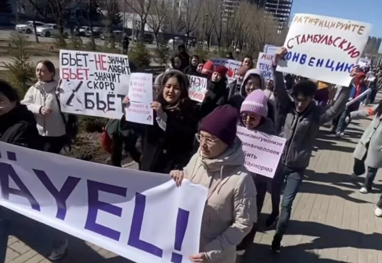 «Феминизм спасет Казахстан»: в Астане проходит марш против насилия в отношении женщин - изображение 1