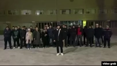 В Жанаозене протестующие заночевали у здания акимата - изображение 1