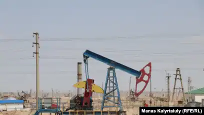 В Жанаозене десятки безработных жителей заночевали перед акиматом, они продолжают требовать трудоустройства - изображение 1