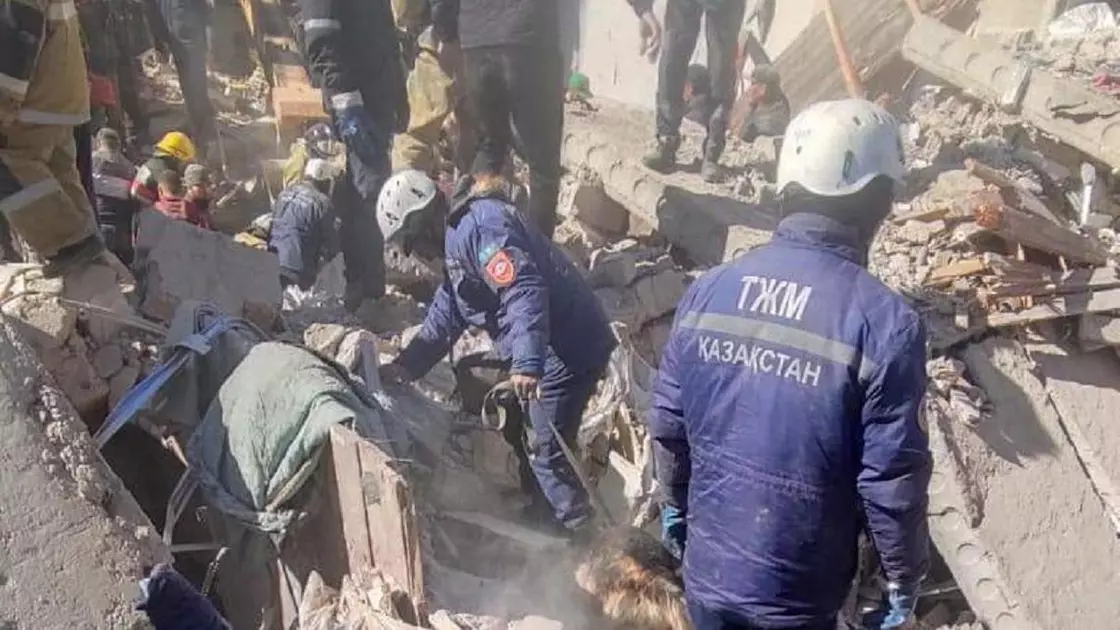 МЧС о взрыве дома в Жанаозене: в соседнем подъезде возможны трещины - изображение 1