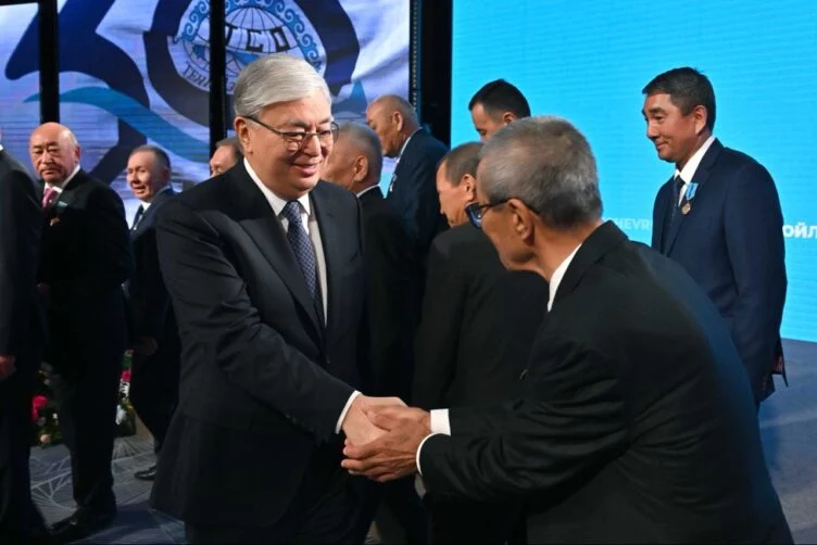 Токаев наградил сотрудников «Тенгизшевройл» за особые заслуги в производственной деятельности - изображение 1