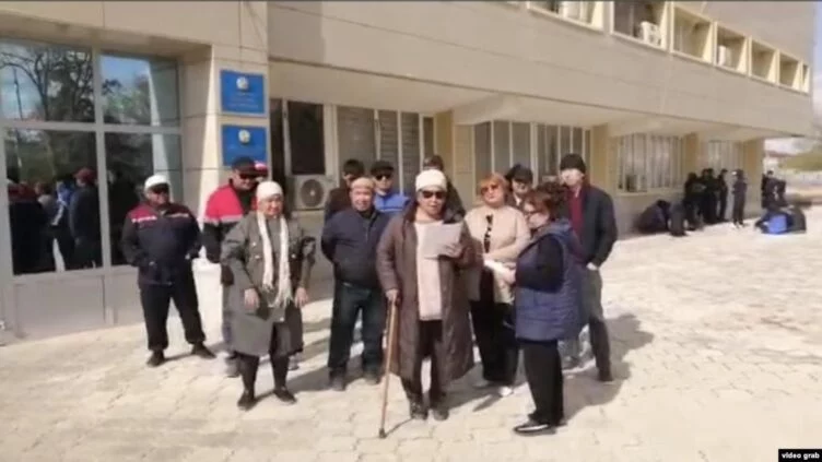 Изображение 1 для Десятки жителей в Жанаозене вышли к акимату с требованием предоставить трудоустройство