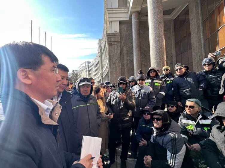 Изображение 1 для Протест рабочих из Жанаозена: вышел представитель «КазМунайГаза», прокомментировал министр энергетики