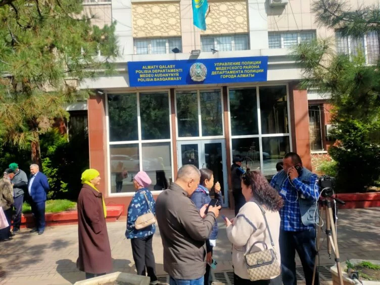 Два десятка человек собрались в Алматы у управления полиции в поддержку арестованных общественников - изображение 1