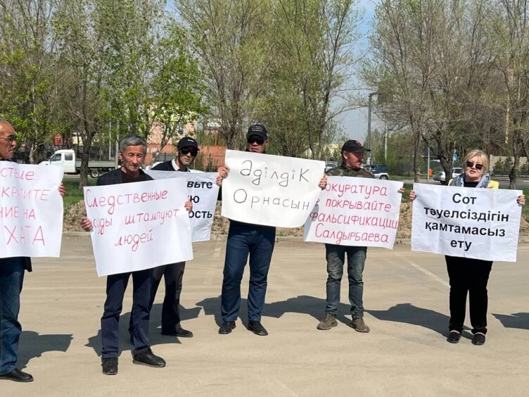 Попытка дачи взятки: родственники экс-директора филиала Наццентра экспертизы устроили митинг в Астане - изображение 1