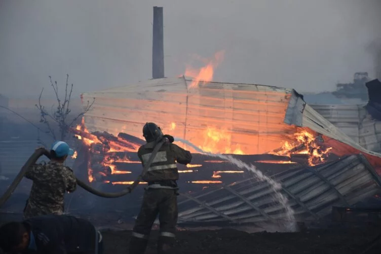 9 домов сгорели за ночь в Петропавловске - изображение 1