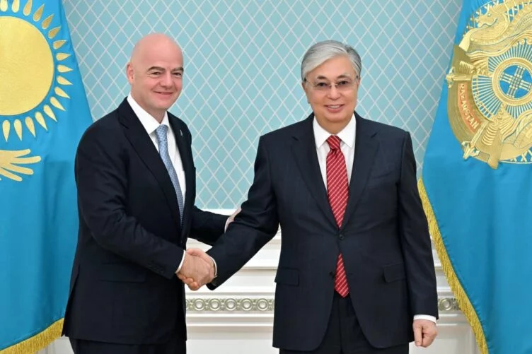 Изображение 1 для «Сапарыңыз өте маңызды»: Тоқаев ФИФА президентімен не туралы сөйлесті?