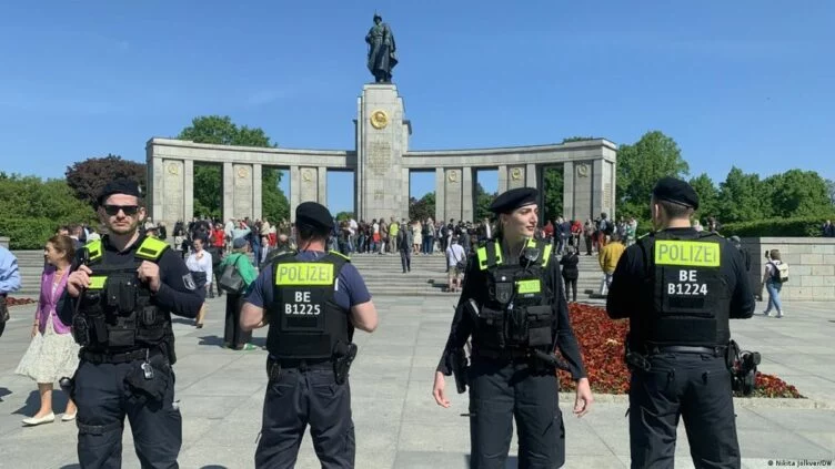 В Берлине запретили демонстрацию флагов России и Украины у мемориалов советским солдатам на 8 и 9 мая - изображение 1