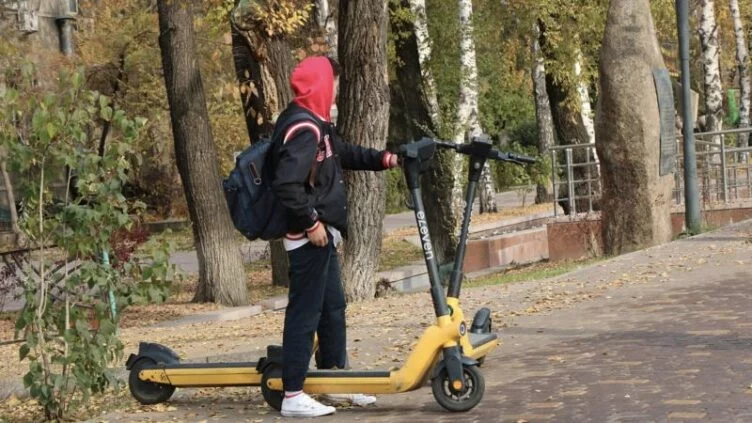 В Алматы родителей предупредили об ответственности за езду детей на электросамокатах - изображение 1