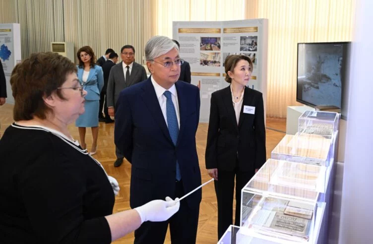 Токаев посетил центр по изучению материалов политических репрессий ХХ века - изображение 1