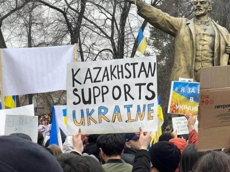 Изображение 1 для Акиматы пяти городов отказали активистам в проведении антивоенного митинга в поддержку Украины