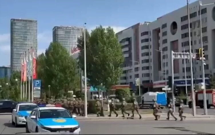 Астанада ер адам Kaspi банк қызметкерлерін кепілге алып, талап қойды - изображение 1