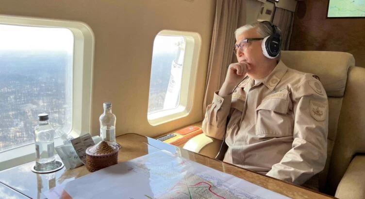Токаев совершил облет пострадавших от пожаров территорий в области Абай - изображение 1