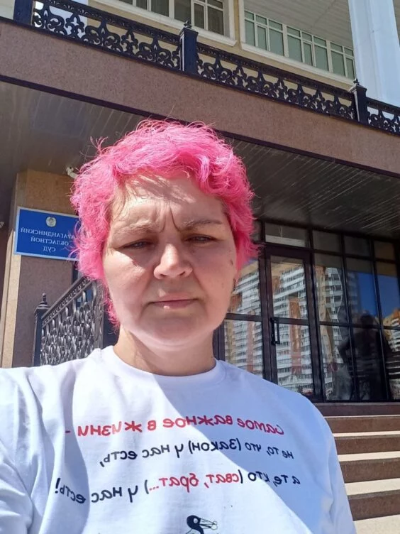 В Караганде задержали активистку, пришедшую с вещами к зданию суда после выселения из квартиры - изображение 1
