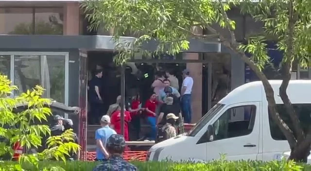 Изображение 1 для Заложников освободили из отделения банка, захватчик задержан