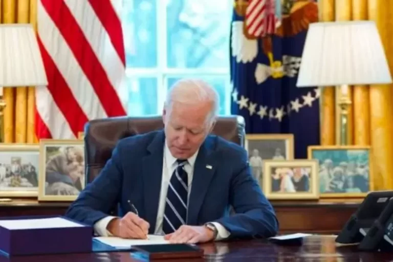 Байден подписал закон об увеличении потолка госдолга США - изображение 1