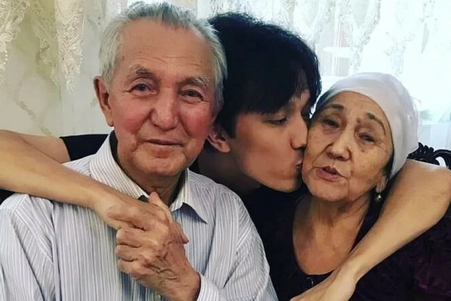 Изображение 2 для Человек, сделавший самого известного казаха в мире
