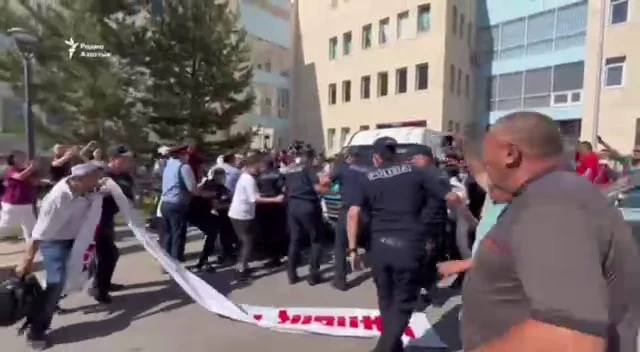 Изображение 1 для В суде по делу о захвате аэропорта Алматы между активистами и Нацгвардией случилось столкновение, а родственники одного из осужденных упали в обморок
