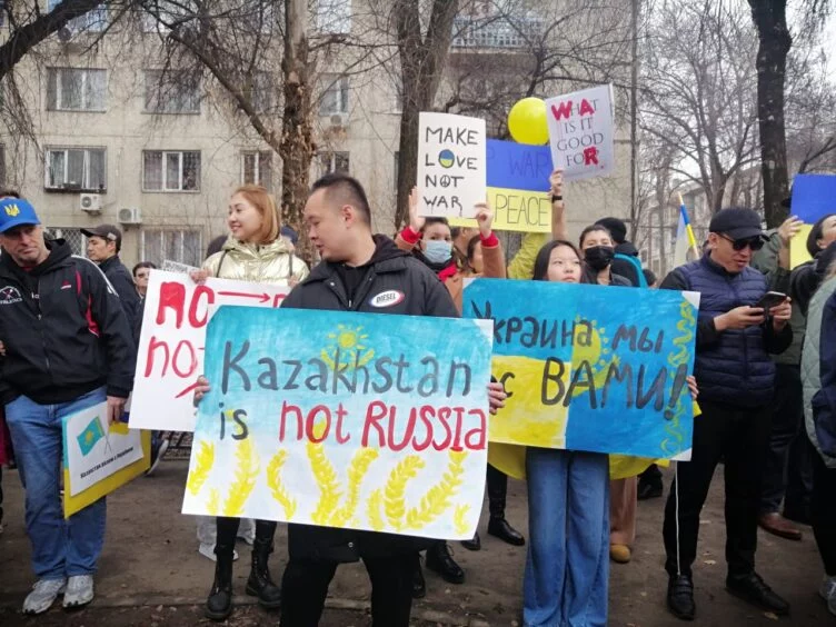 Изображение 1 для Акиматы Астаны и Алматы опять запретили активистам провести митинги в поддержку Украины
