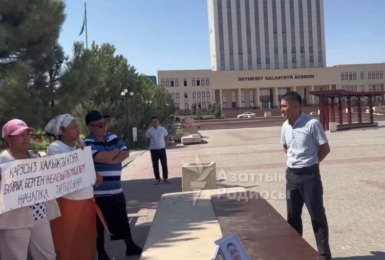 В Шымкенте родственники погибших во время Кантара вышли на акцию протеста перед акиматом, полиция их задержала - изображение 1