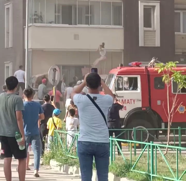 Пожар в Алматы в микрорайоне Аккент: два уголовных дела, выпрыгивающие из окон «совершали ошибку», подробности гибели девушки - изображение 1