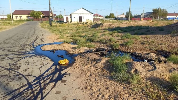 На территории Атырау обнаружили разлив нефтепродуктов - изображение 1