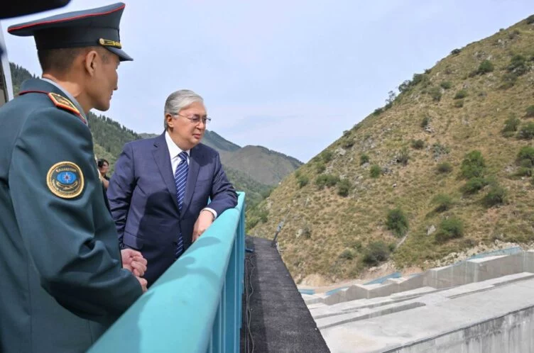 Токаев посетил в Алматы новую селезадерживающую плотину «Аюсай» и школу Prometheus School - изображение 1