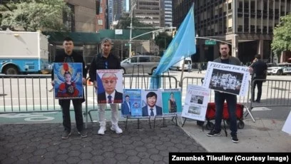 Казахстанские активисты на акции в Нью-Йорке призвали к санкциям против Токаева и Жапарова - изображение 1
