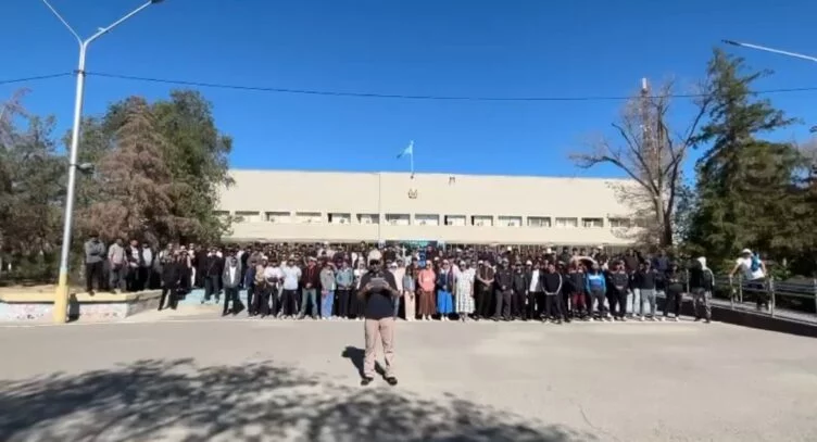В Жанаозене рабочие вышли к акимату и обратились к Токаеву - изображение 1