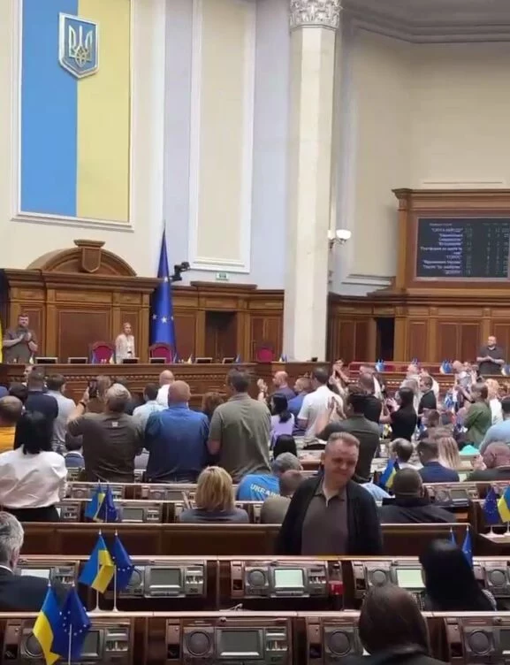 В Украине Верховная Рада одобрила отставку министра обороны - изображение 1