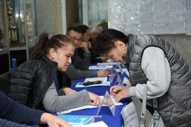 Голосуют молодежь и пенсионеры: как проходят выборы депутата в маслихата Алматы - изображение 1