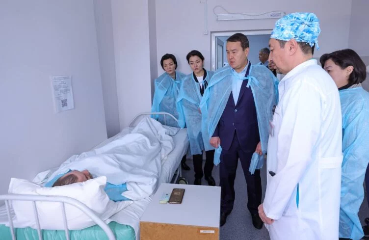 Смаилов посетил пострадавших горняков в клинике имени Макажанова - изображение 1