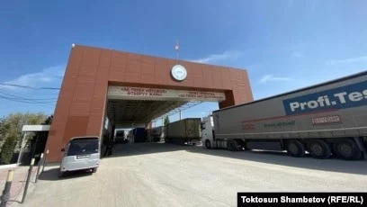 На КПП на границе Кыргызстана с Казахстаном скопилось более 400 грузовых машин - изображение 1