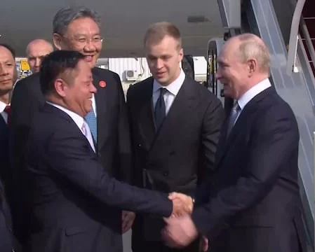 С двухдневным визитом в Китай прибыл Путин - изображение 1