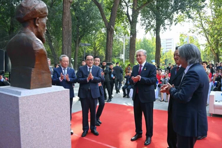 Қытайда қазақ даласының ойшылы Әл-Фарабиге арналған бюст ашылды - изображение 1