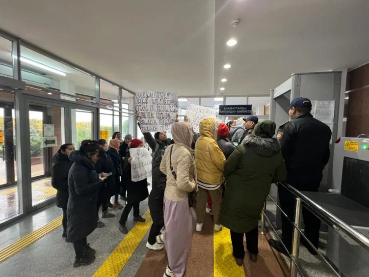 В Атырау к акимату на акцию протеста вышли около 30 женщин и выдвинули социальные требования - изображение 1
