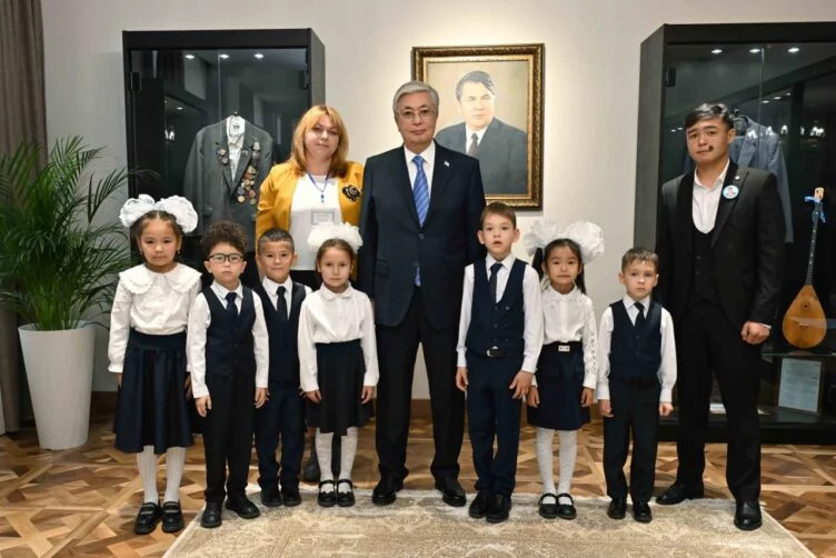 Изображение 1 для Токаев посетил ряд объектов в Уштобе, включая школу имени своего отца – писателя Кемеля Токаева