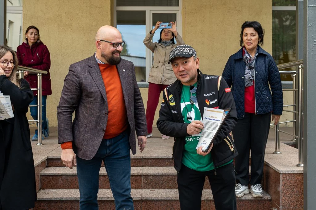 Изображение 5 для Волонтеры посадили сотни деревьев в алматинской школе