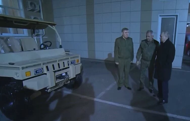Путина ознакомили с новой военной техникой - изображение 1