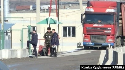 На КПП на кыргызско-казахстанской границе скопилось 500 грузовых автомобилей - изображение 1