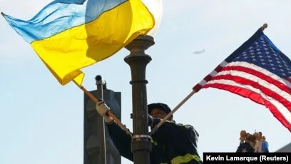 Почти половина американцев считают, что США тратят на Украину слишком много - изображение 1