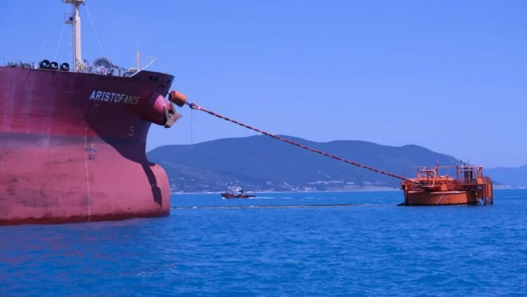 КТК остановил погрузку нефти на морском терминале из-за шторма - изображение 1