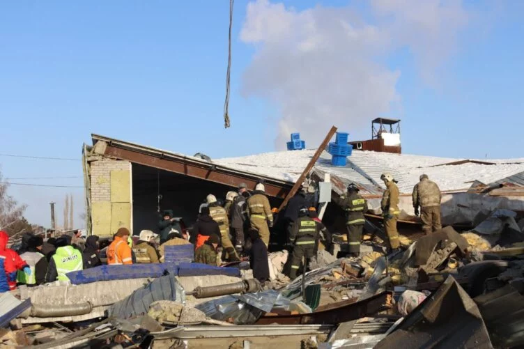 В Костанае около семи человек оказались под завалами из-за хлопка газовоздушной смеси - изображение 1