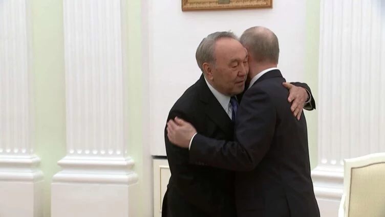 Изображение 1 для Назарбаев подарил свою новую книгу Путину