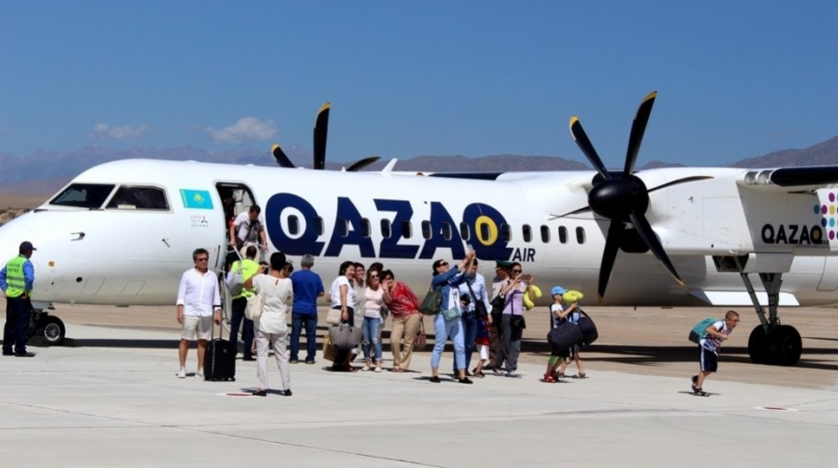 Qazaq Air самолеты. Бомбардье самолет Qazaq Air. Казахская авиакомпания Qazaq Air. Авиапарк Qazaq Air.