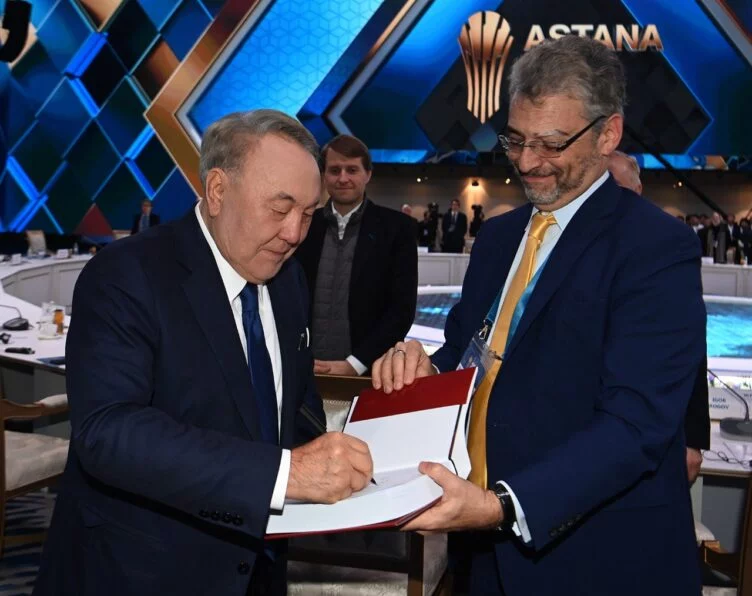 Назарбаев издаст за рубежом перевод своей новой книги на английский язык - изображение 1