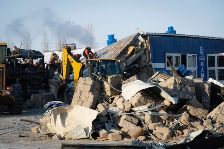 В Костанае из-под завалов извлекли тела троих погибших - изображение 1