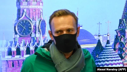 Команда Навального развесила антипутинские билборды в городах России - изображение 1