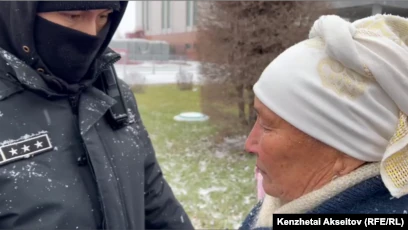 В Астане силовики не пропустили к Акорде пожилую мать, которая более года ищет своего сына - изображение 1